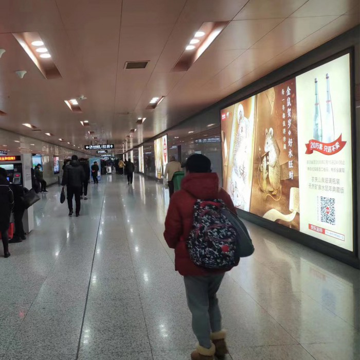 充滿活力的視覺和明亮亮度的織物燈箱吸引觀眾