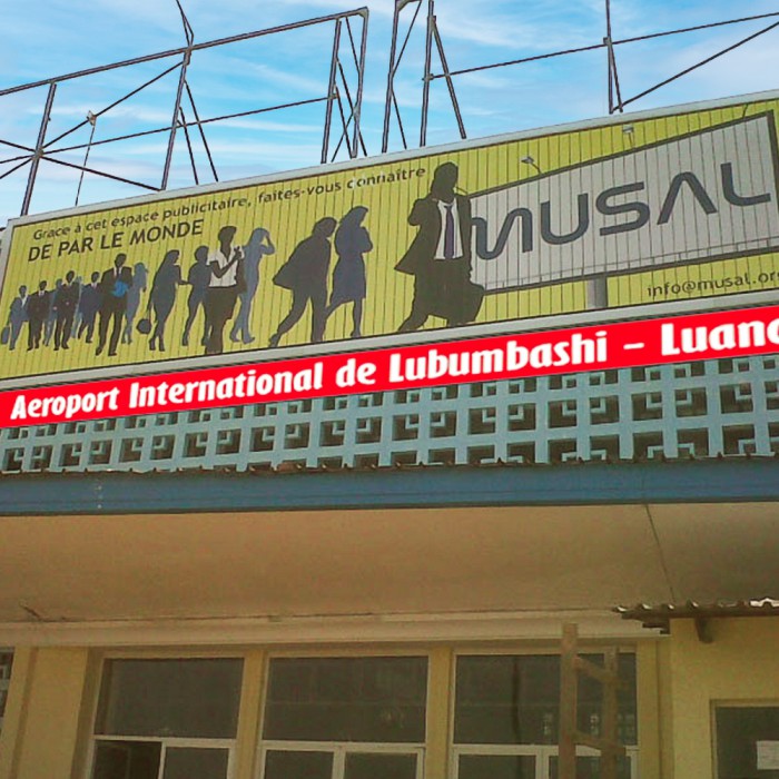 大型垂直三面廣告牌