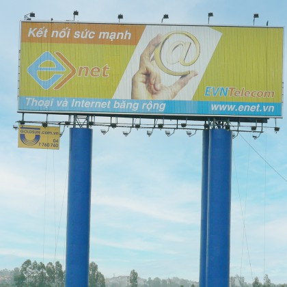 桿支撐大尺寸三面立體廣告牌結構